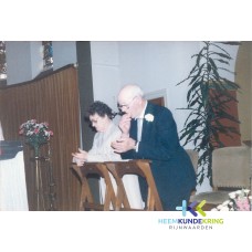 Spijk Echtpaar Riewijk 40 jaar getrouwd Hij was dode aanzegger , grafdelver en kerkagent. geschonken door parochie bestuur Spijk . Coll. HKR (5)